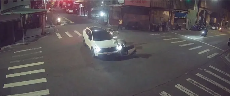 白色轎車闖紅燈釀禍。民眾提供