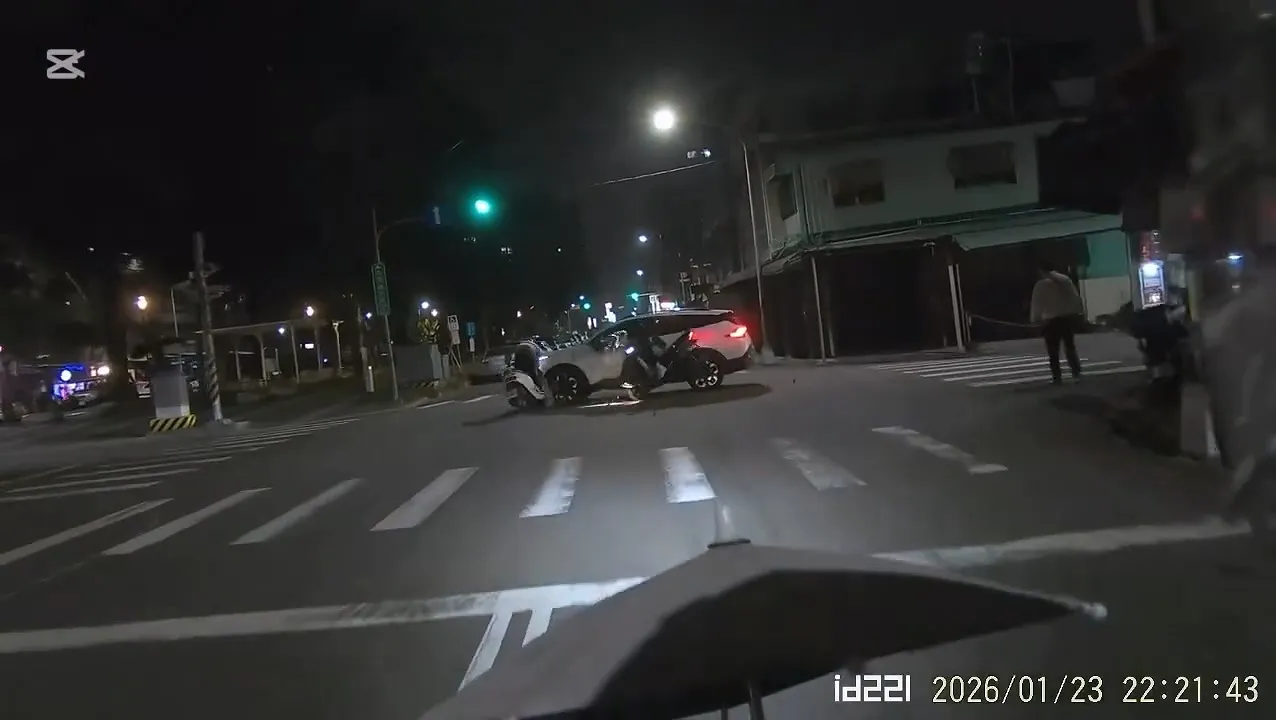 白色轎車闖紅燈遭2輛機車攔腰撞上。翻攝Threads/okay_long_kissy