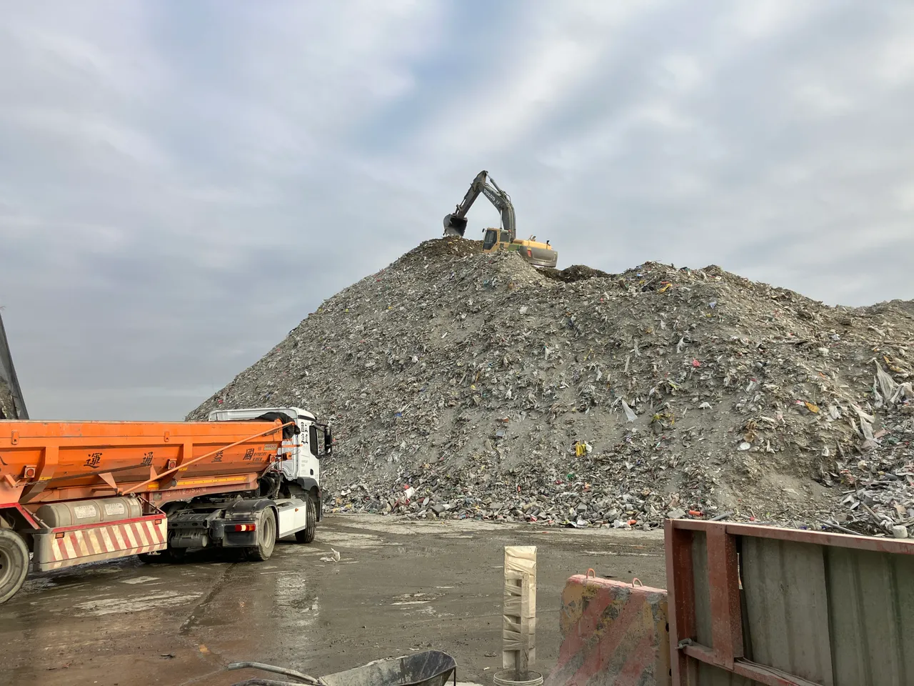 土方管理新制元旦上路，導致土方無處可去，處理費飆漲。市府提供