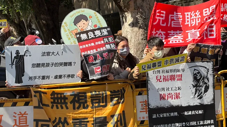 剴剴戰士在陳尚潔開庭時，在北院寶慶院區大門外不斷高喊「重判陳尚潔」。張欽攝