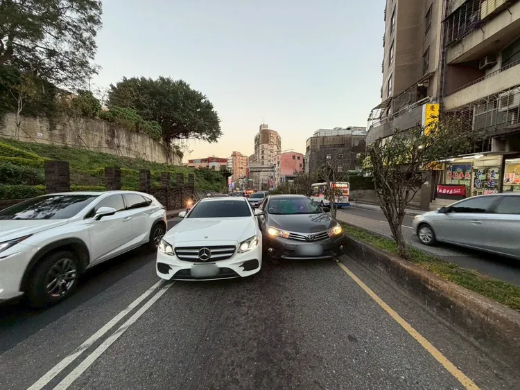 許男的車輛跟呂女的車輛擦撞，許男還被驗出毒駕。翻攝畫面