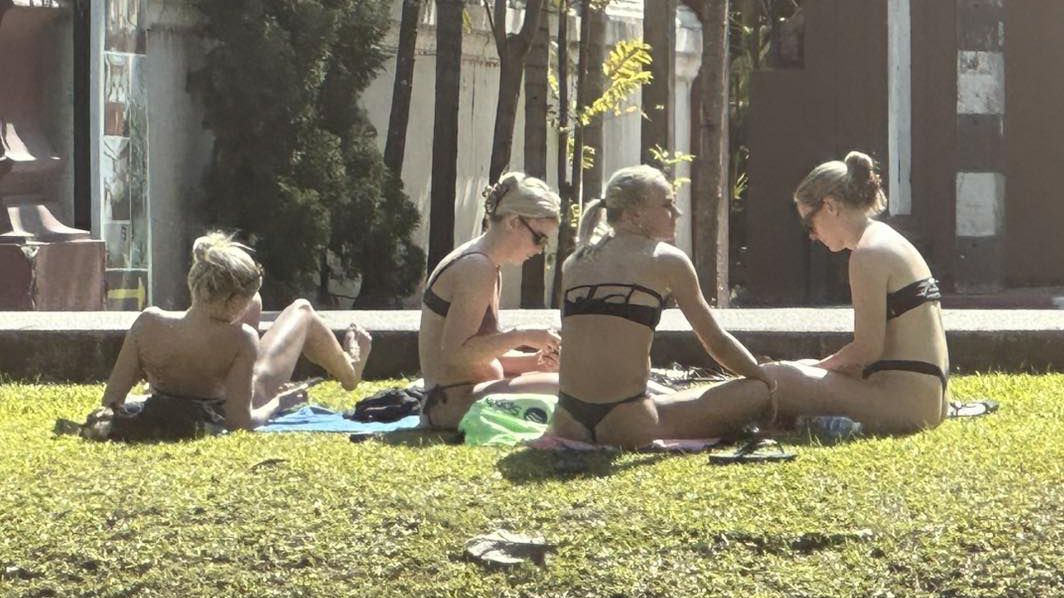 泰生氣!外籍女遊客「腳開開正對佛寺」草坪日光浴