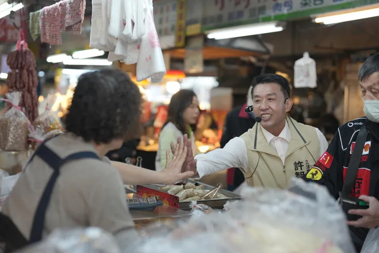 民進黨立委許智傑積極為黨內初選民調拉票。翻攝自許智傑臉書