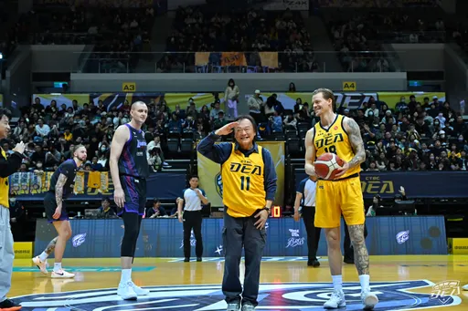 从从容容游刃有余！超高人气的王世坚为特攻开球　不断有球迷要求合照