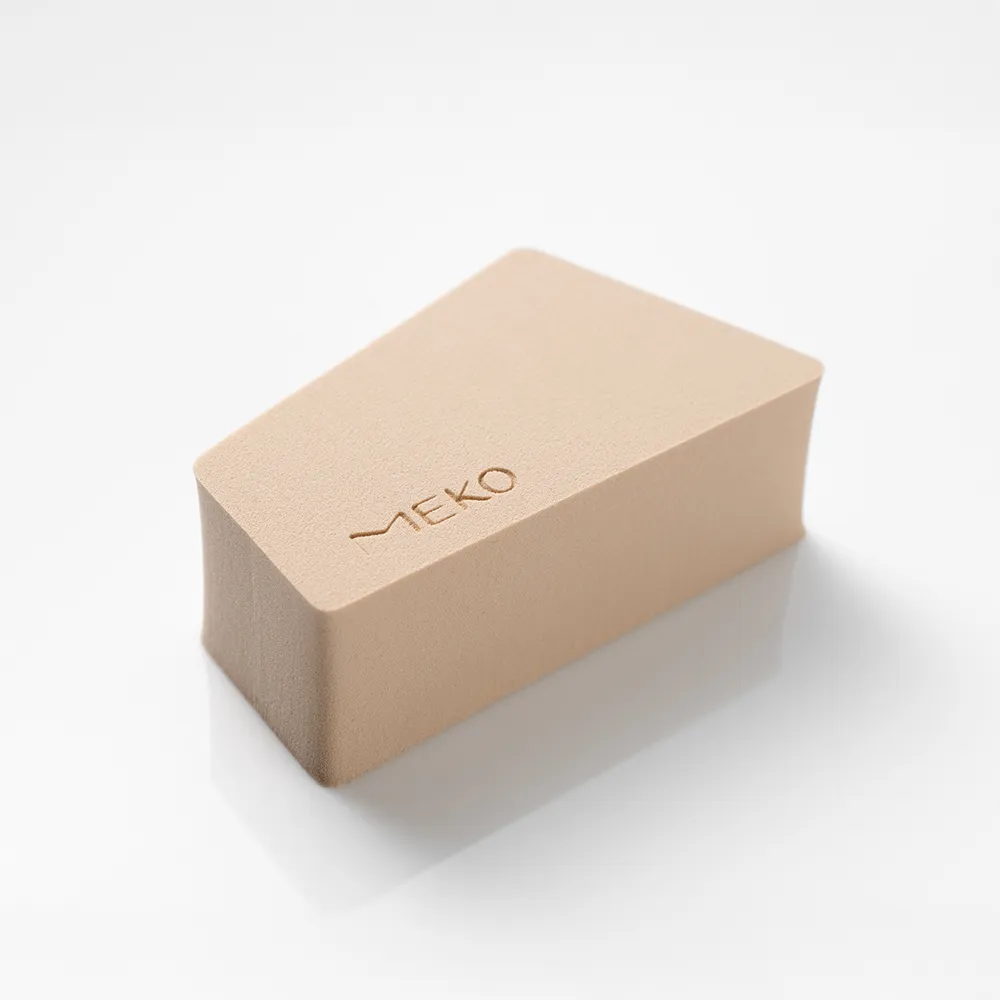 联名粉扑，能一拍贴合不卡粉。品牌提供