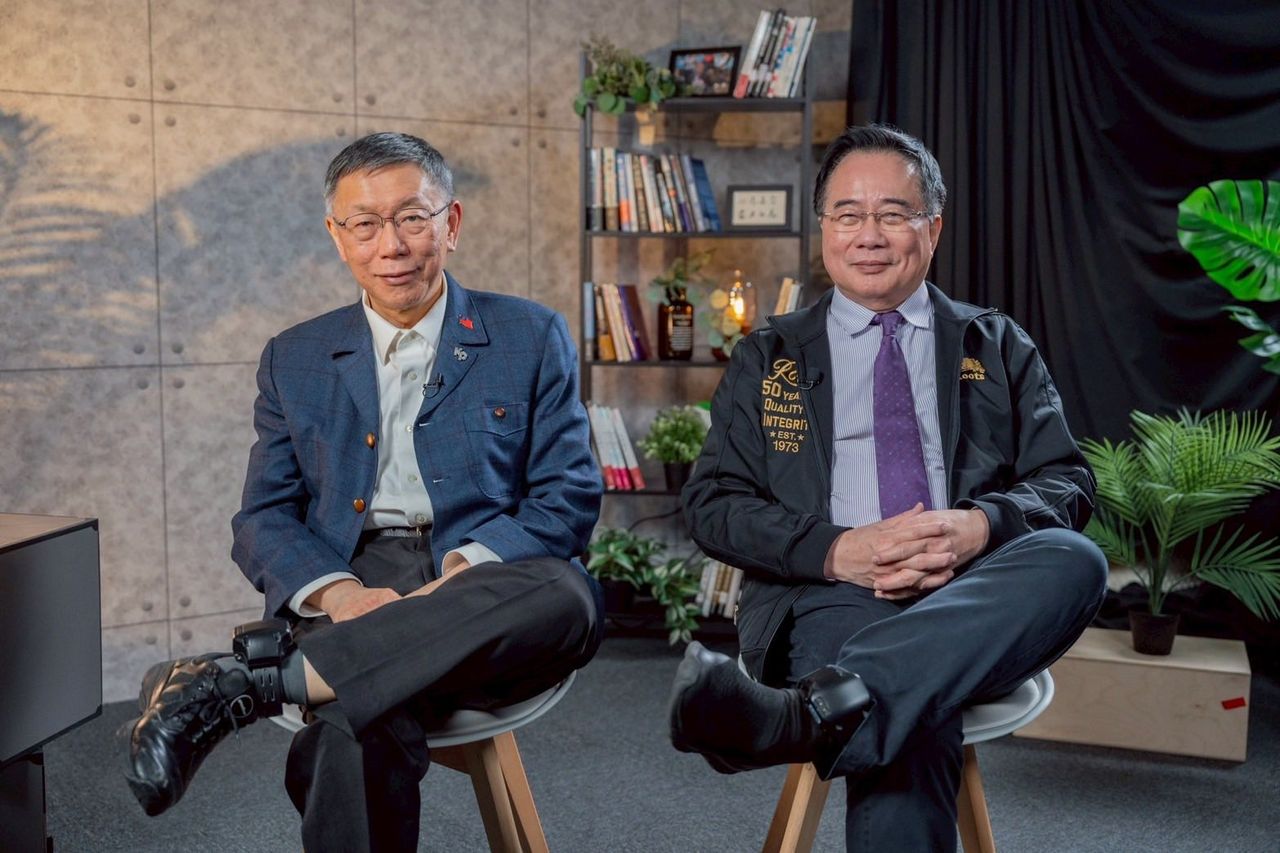 同框蔡正元秀電子腳鐐!柯文哲自嘲:我們都是「朝廷欽差要犯」