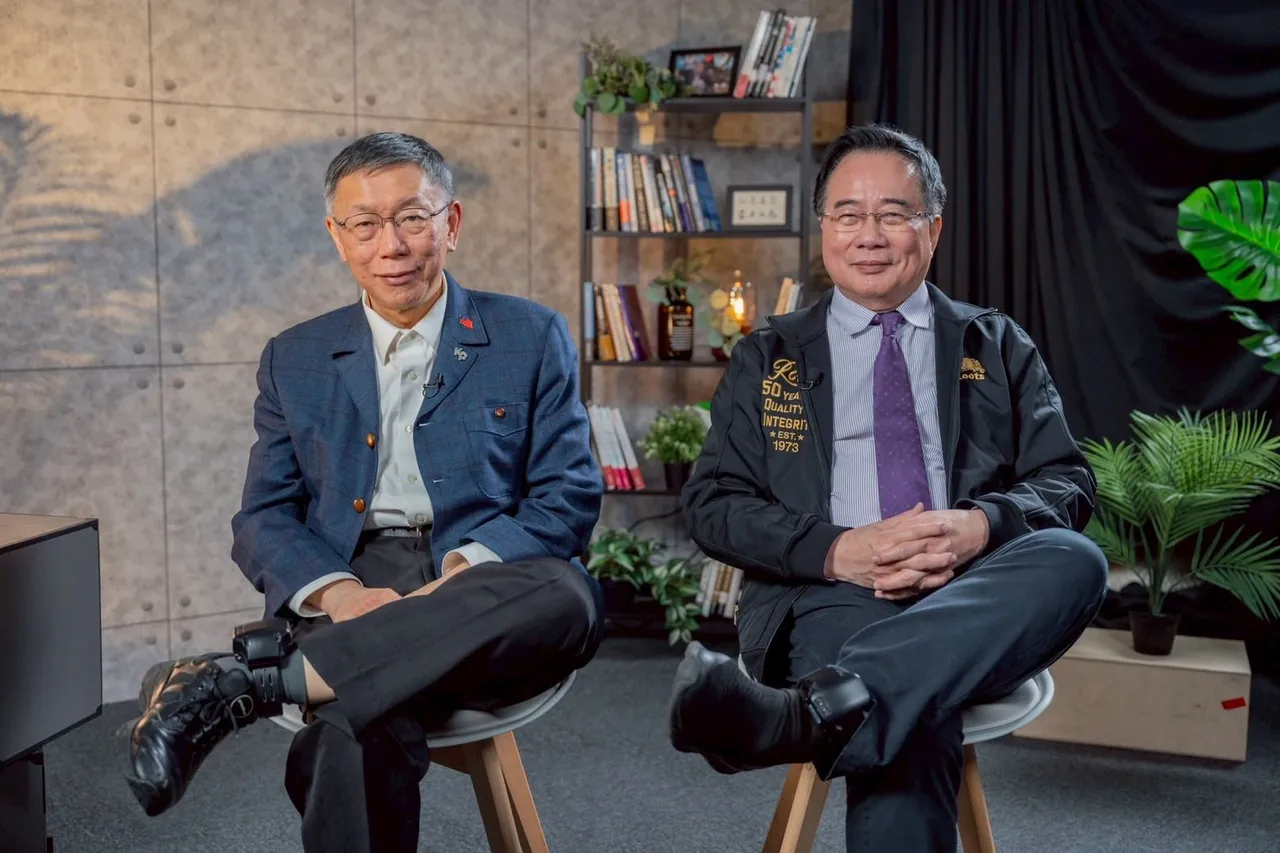 同框蔡正元秀电子脚镣！柯文哲自嘲：我们都是「朝廷钦差要犯」