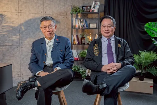 同框蔡正元秀电子脚镣！柯文哲自嘲：我们都是「朝廷钦差要犯」