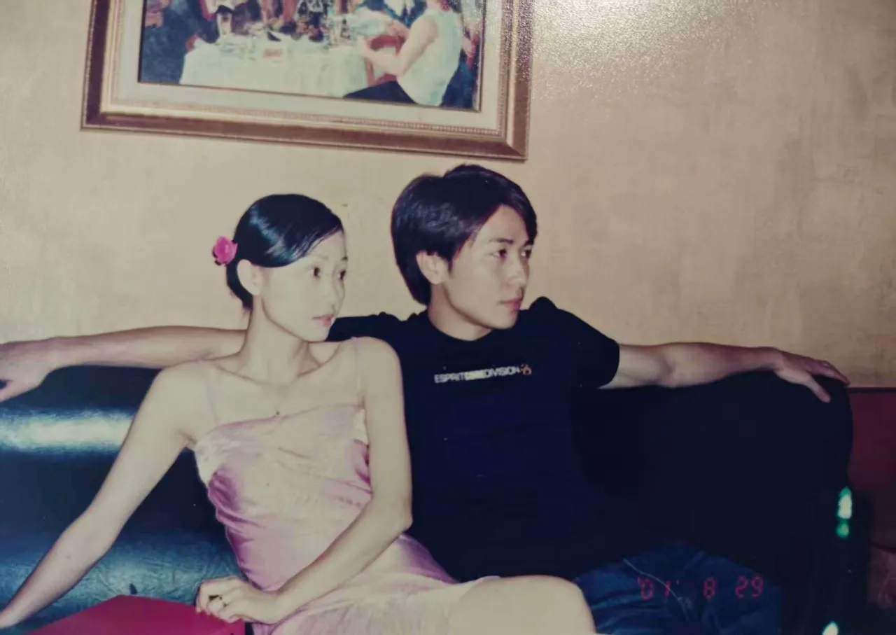 黃慧頤結婚時與保劍鋒拍的照片。翻攝黃慧頤微博