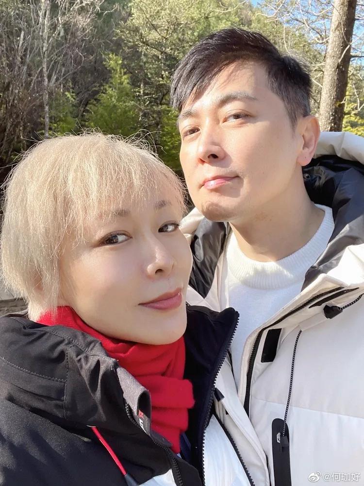 保劍鋒與老婆何珈好。翻攝何珈好微博