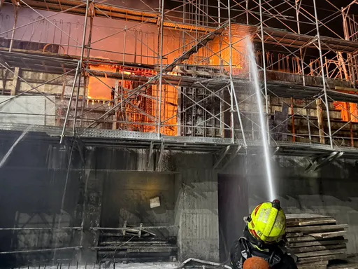 台南新建案竄火　警義消爬26樓接水線灌救累爆　竟是「這原因」害的　