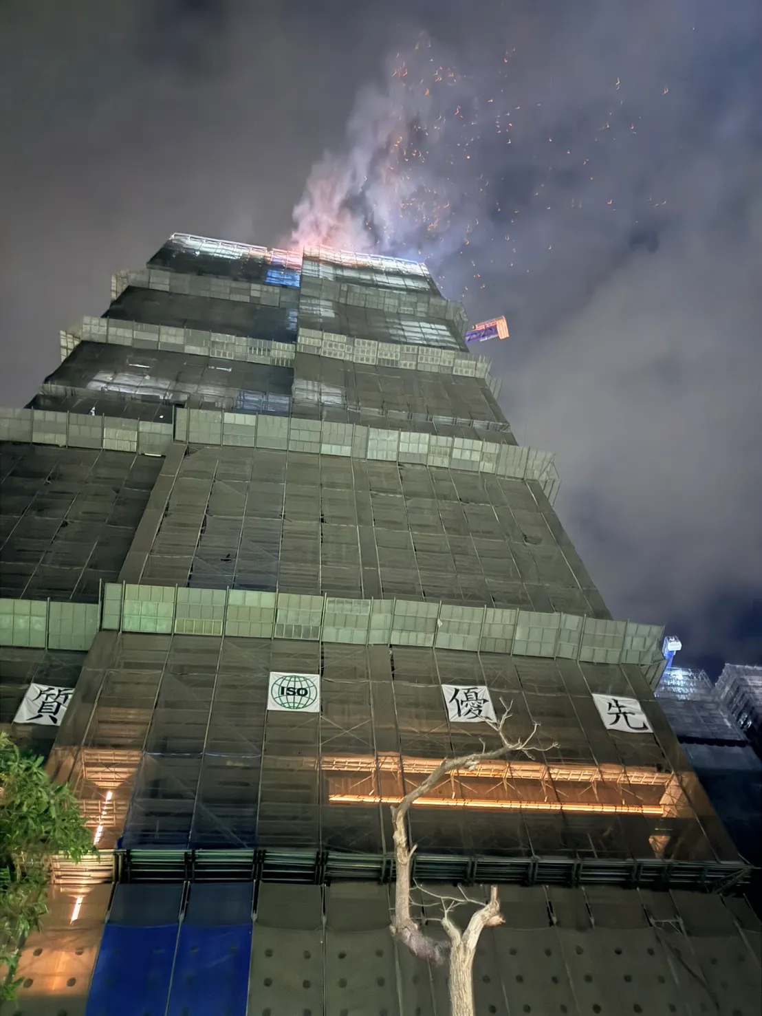 雲梯車只能到18樓，面對26樓的火勢，只能人力接水線灌救。消防局提供