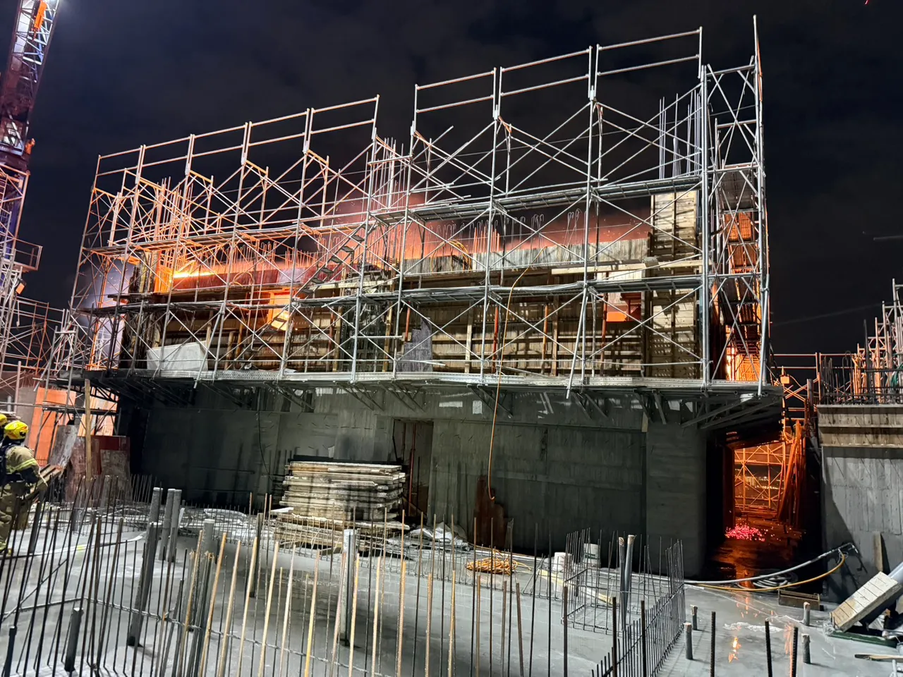 消防局火調結果出爐，竟然是菸蒂引發太空包垃圾導致，也凸顯工地管理問題。消防局提供