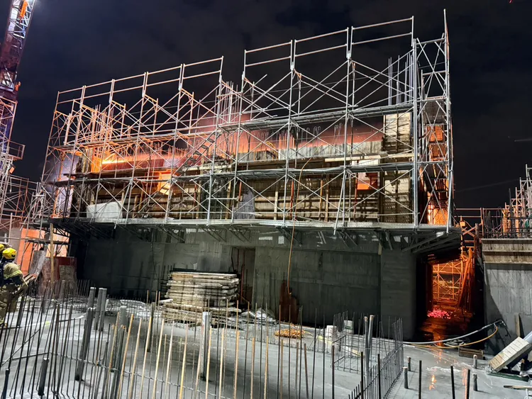 消防局火調結果出爐，竟然是菸蒂引發太空包垃圾導致，也凸顯工地管理問題。消防局提供