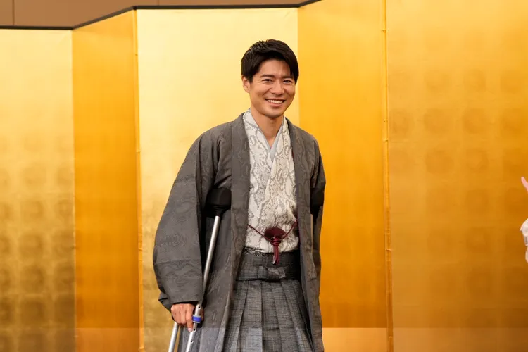 辻本達規上月在演唱會上受傷，今拄拐杖現身。翻攝ENCOUNT