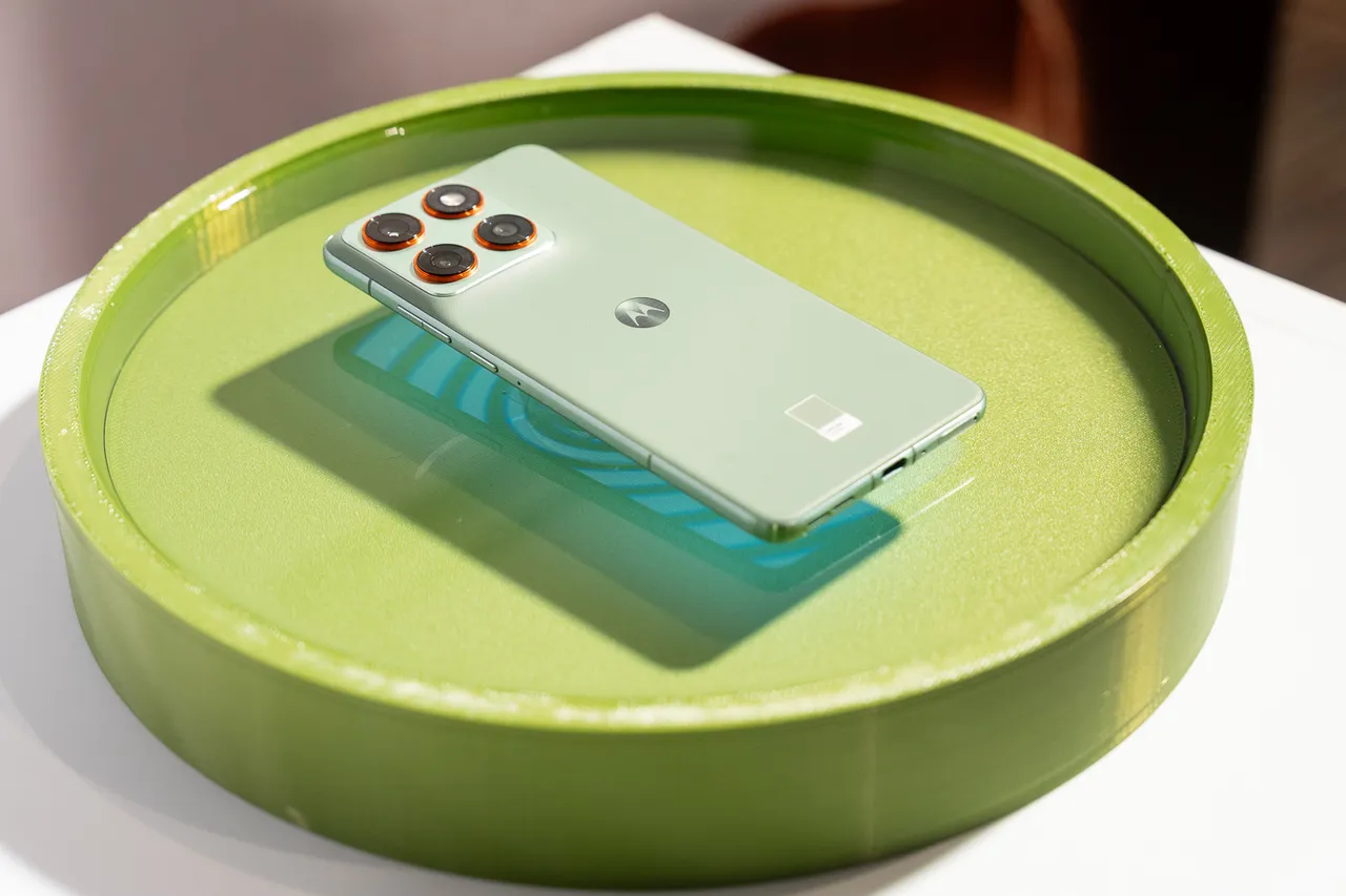 4800mAh矽碳電池實現5.99mm纖薄機身與159公克輕盈手感。motorola提供