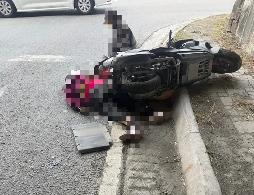 疑車道縮減...雙載機車擦撞曳引車　妻捲輪下喪命夫淚崩