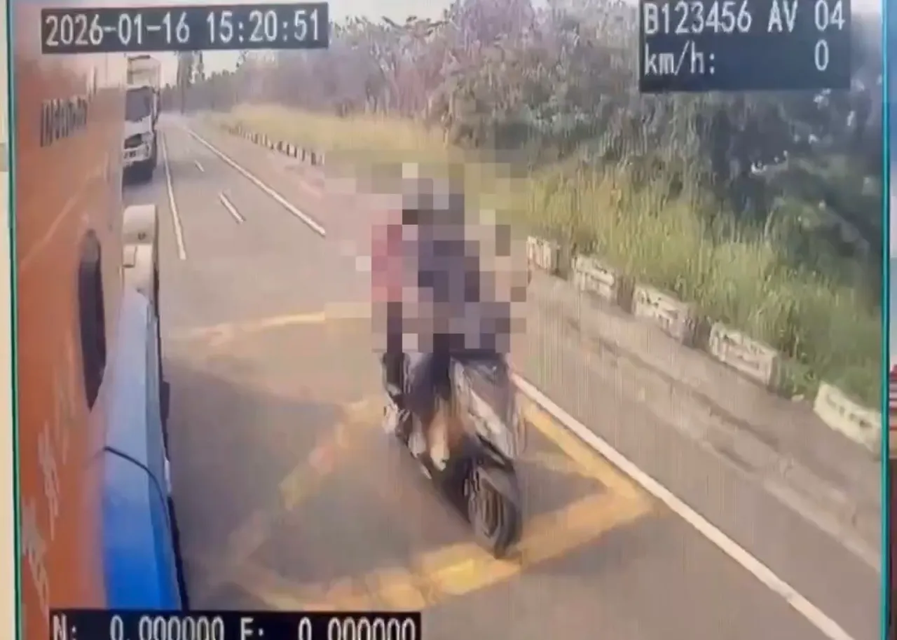 警方初步調查，疑似涵洞下方車道縮減，機車與曳引車擦撞才導致這起事故。民眾提供