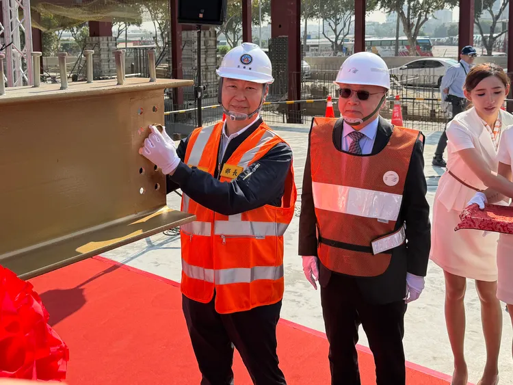 交通部長陳世凱（左）、高鐵董事長史哲出席上梁儀式。莊偉祺攝