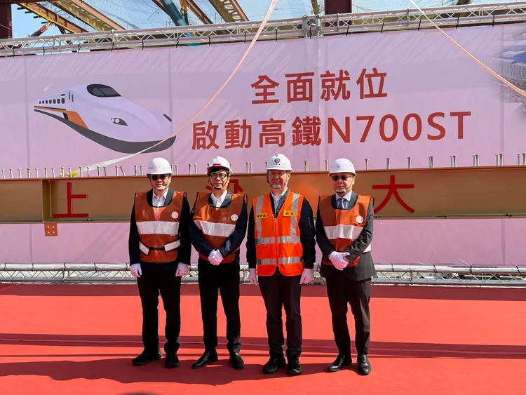 鐵道局長楊正君（左起）、高雄市長陳其邁、交通部長陳世凱、高鐵董事長史哲。莊偉祺攝