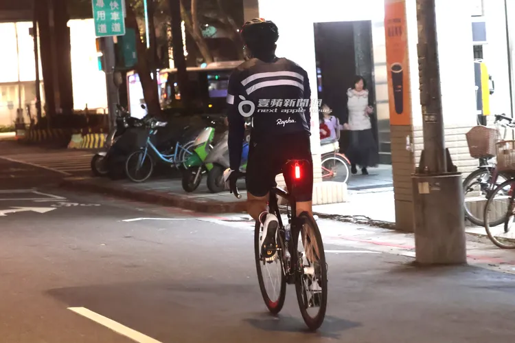 王少偉身穿1萬2000元單車服在東區享受午後悠閒時光，入夜後騎15萬元義大利COLNAGO空力超跑追風。特勤中心攝