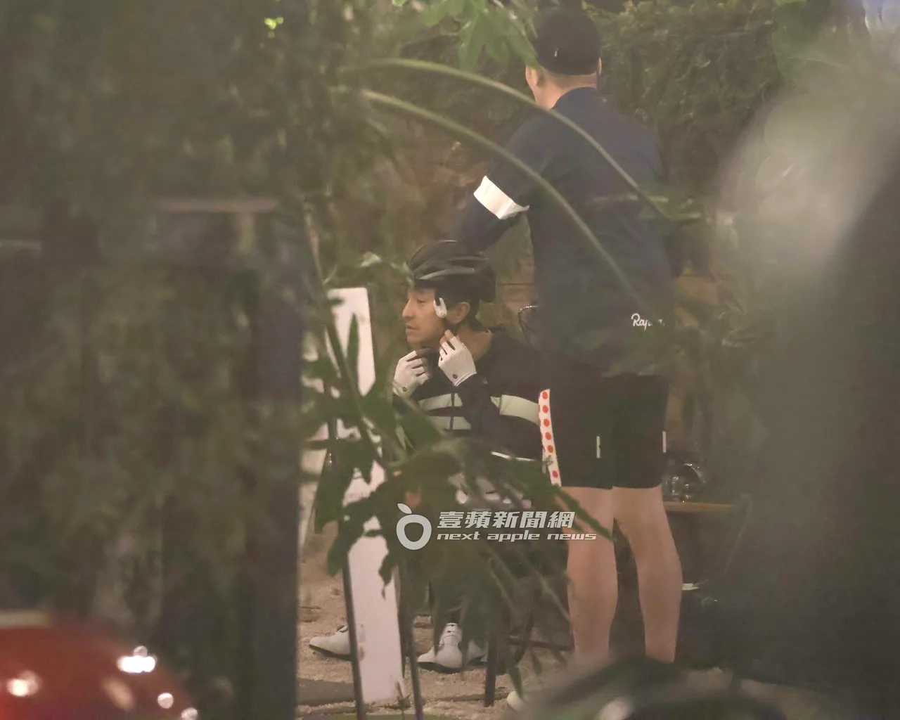 晚间6点多，王少伟（左）和朋友在东区喝完下午茶，戴上手套和安全帽。特勤中心摄