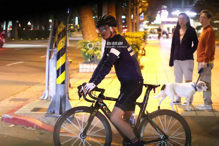 王少偉在東區街頭騎義大利品牌COLNAGO自行車，安全帽上的藍牙耳機指示燈不停閃爍。特勤中心攝