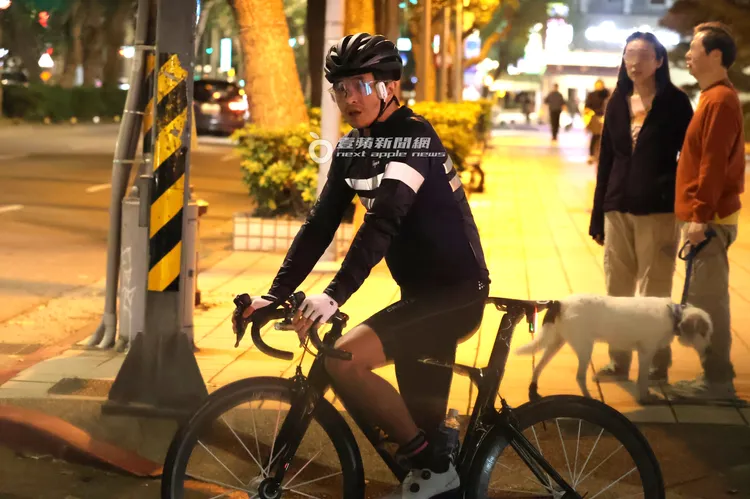 王少偉騎到半路停下來喘口氣休息一下。特勤中心攝