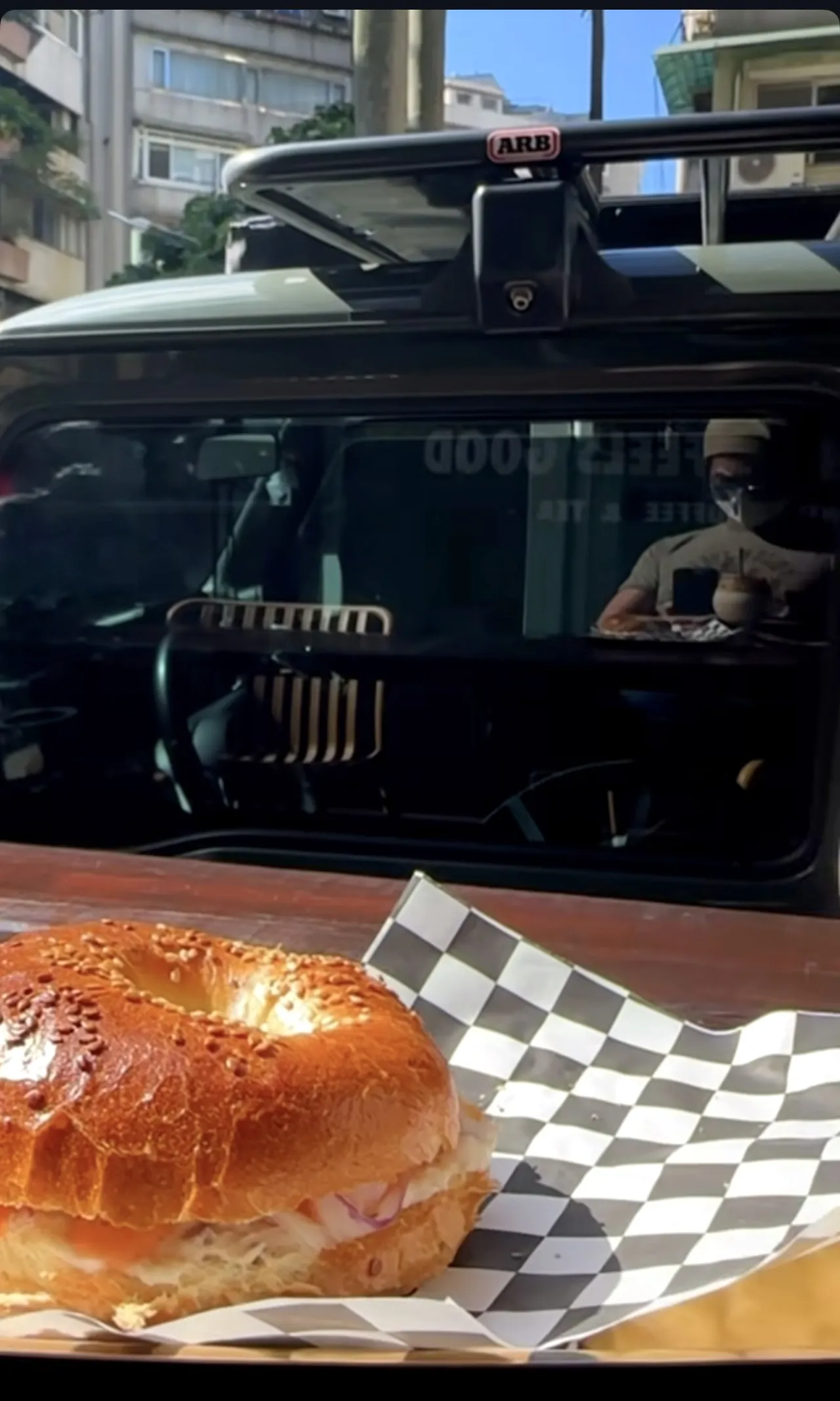 王少伟中午开著85万元的Suzuki Jimny越野车，移动到东区美式餐厅喝咖啡、吃贝果早午餐。翻摄王少伟IG