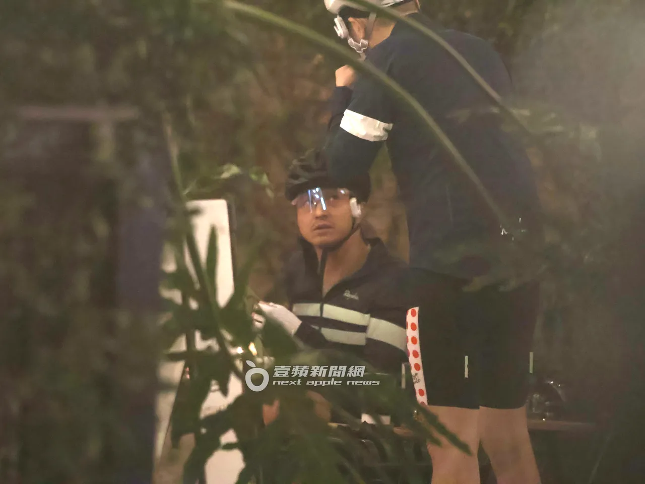 王少伟（左）戴上安全帽和防风护目镜，等友人穿戴单车装备。特勤中心摄