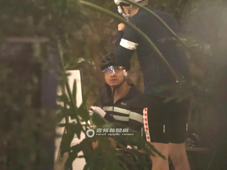 王少偉（左）戴上安全帽和防風護目鏡，等友人穿戴單車裝備。特勤中心攝