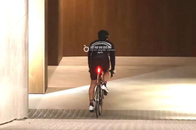 王少偉直接騎下去停車場車道。特勤中心攝