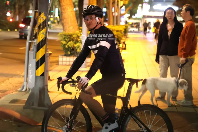 王少偉趁著等紅綠燈休息一下，注意來車準備過馬路。特勤中心攝