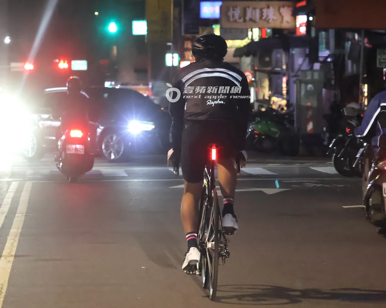 王少伟在东区街头骑15万元铁马乘著风，连袜子都会反光。特勤中心摄