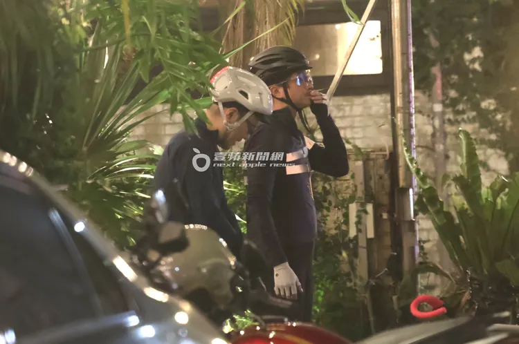 吃完下午茶，王少偉（右）穿戴好單車裝備，摸摸鬍渣擦嘴巴，和友人在餐廳門口看風景。特勤中心攝