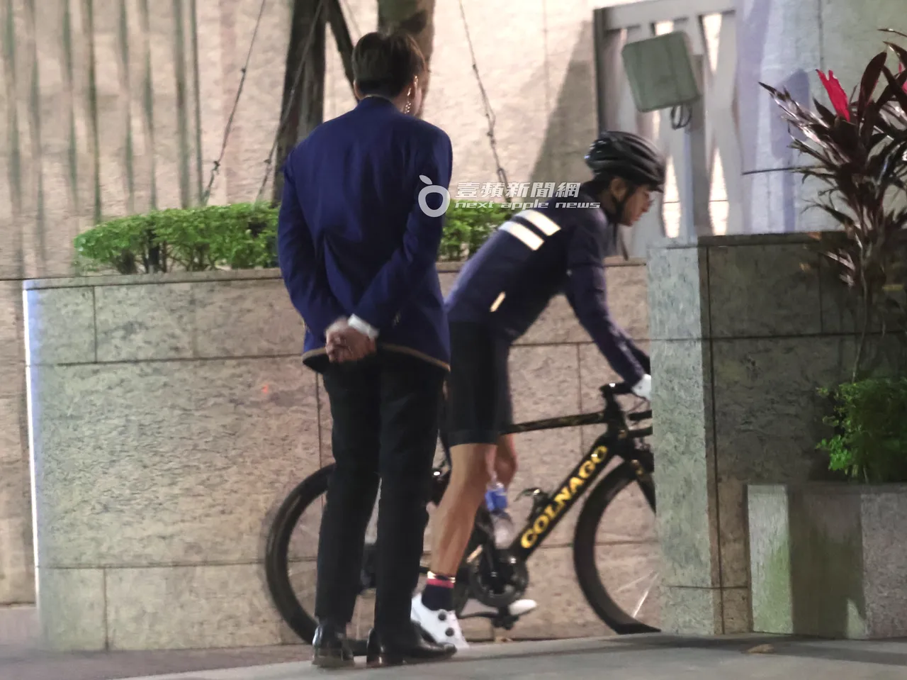 王少伟（右）从东区骑自行车，熟门熟路回到附近屋龄4年、总价1.76亿元起的豪宅，警卫还特地出来和他打招呼。特勤中心摄