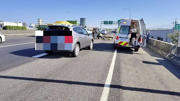 張男砍人後闖入國道被撞傷。民眾提供