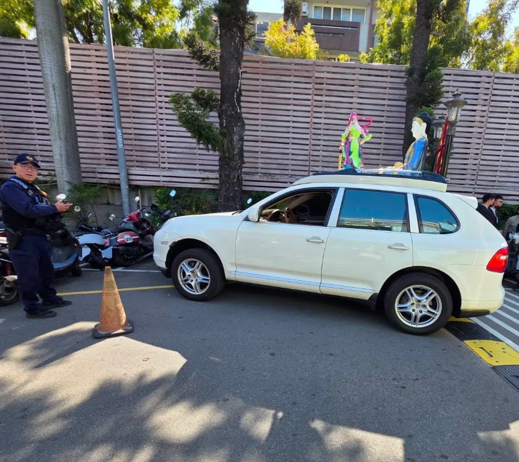 保时捷驾驶为23岁的礼仪社员工，他声称停车时有拉手煞车，但未熄火。民众提供