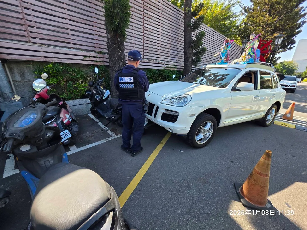 3名被撞的行人其中1人多处擦伤送医，所幸送医没有大碍。民众提供