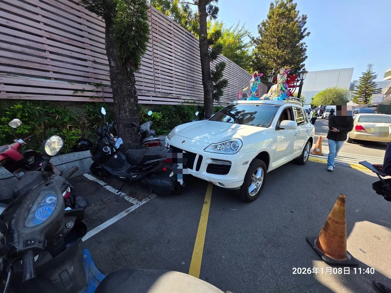 毛毛的！台中殡仪馆保时捷佛祖车突滑动撞3人　驾驶：有拉手煞车