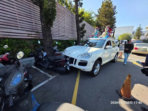 毛毛的！台中殡仪馆保时捷突滑动撞3人　礼仪社驾驶：有拉手煞车