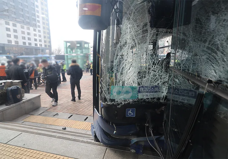 車頭嚴重受損。翻攝自X @hankookilbo