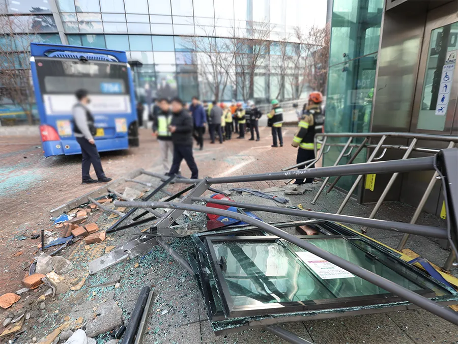 殘骸散落一地。翻攝自X @hankookilbo