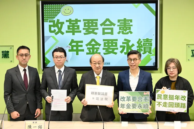 立法院去年底在國民黨、民眾黨要挾之下，三讀通過停砍公教年金相關法案。民進黨團提供
