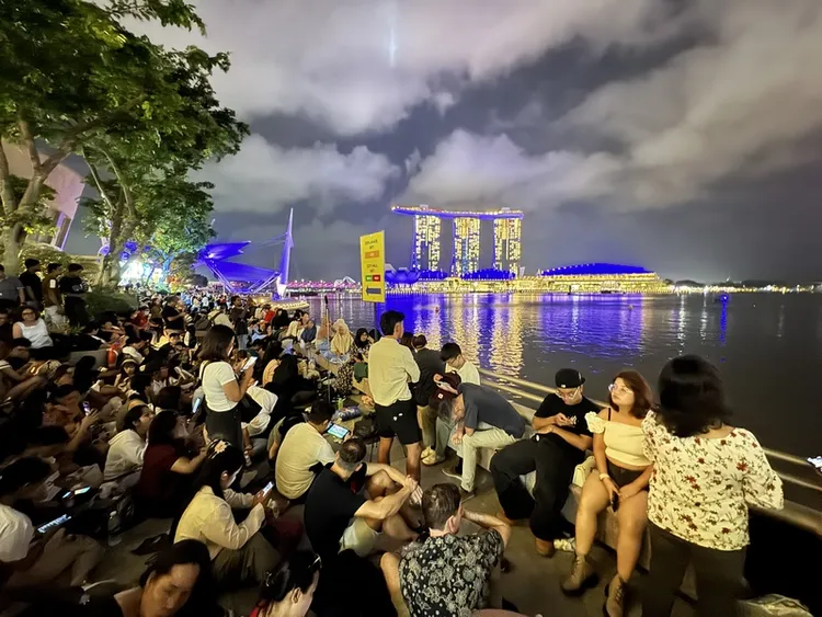 新加坡濱海灣跨年煙火秀，吸引眾多遊客到場卡位搶拍美麗景色。 中央社