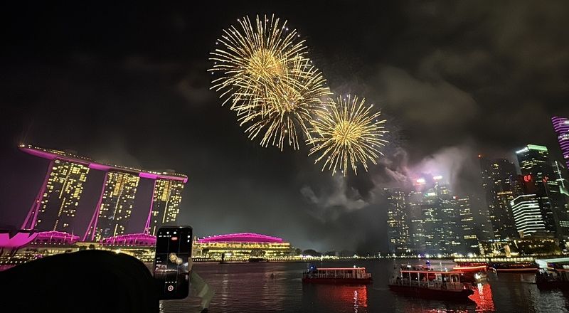 新加坡濱海灣煙火秀迎接2026 遊客嗨翻歡呼連連