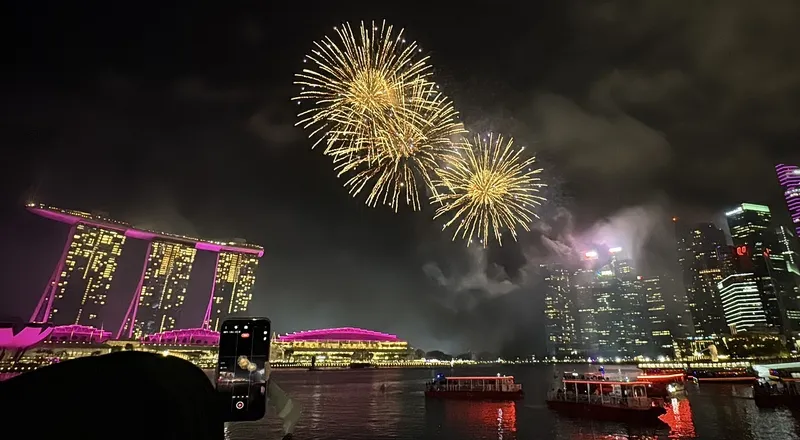 新加坡滨海湾烟火秀迎接2026　游客嗨翻欢呼连连