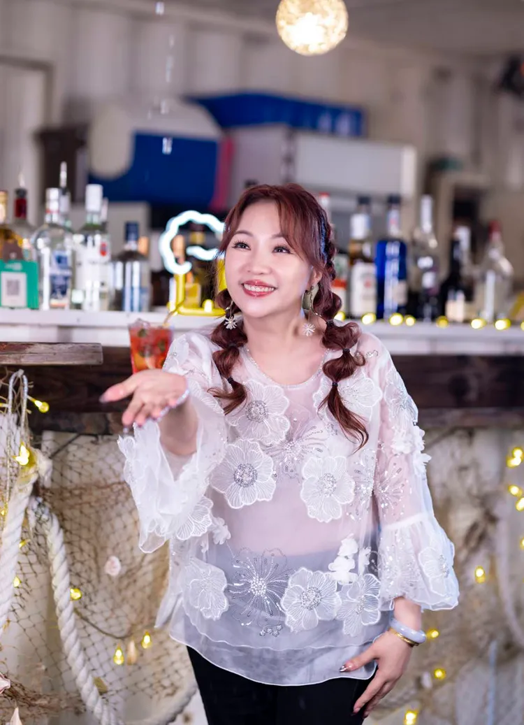 有「一條根女王」之稱的小貞姐姐以台語新人之姿闖蕩歌壇。小貞姐姐提供