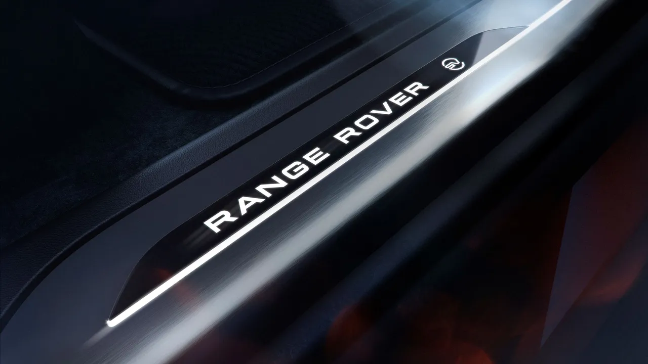 中央扶手處的鍛造碳纖維飾板結合鍍鉻月光飾件與 SV 發光迎賓踏板，進一步彰顯座艙內運動奢華的質感氛圍。