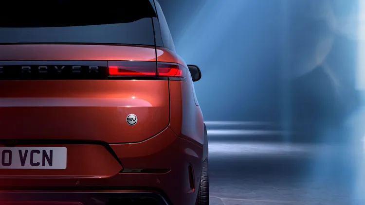 2026年式Range Rover Sport SV Carbon正式啟動預接單作業，全台限量30輛；首批預購車主享免費升級選配價381,000元的碳纖維陶瓷矩陣煞車系統。原廠照片